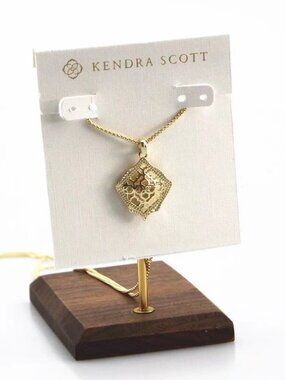 Kendra Scott necklace